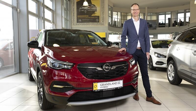 Saisonstart: CEO Lohscheller beim traditionellen Angrillen bei Opel