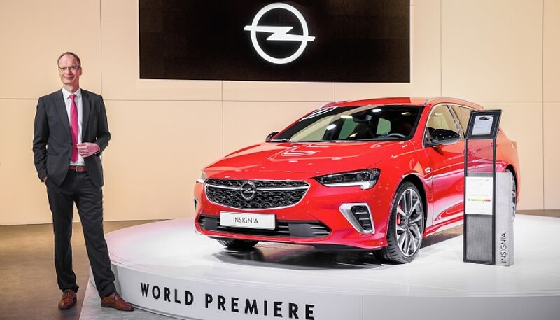 CEO Lohscheller eröffnet Opel-Stand auf Brüsseler Automobilsalon